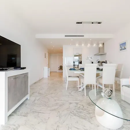 On La Croisette Deluxe 2 Bedrooms 2 Baths Apartment *